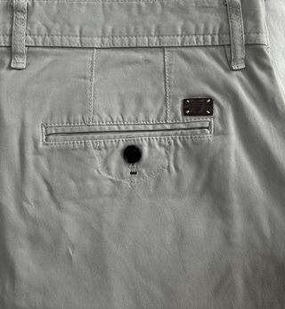 Pantalón chino Zara beige.