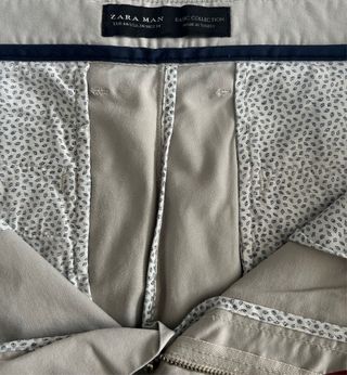 Pantalón chino Zara beige.