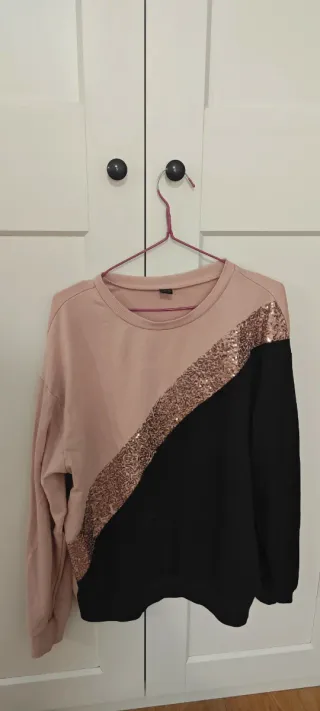 Sudadera rosa y negra con lentejuelas