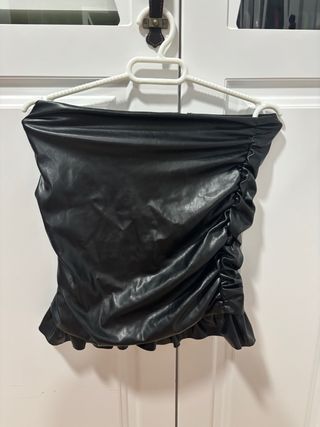 Falda negra efecto piel fruncida