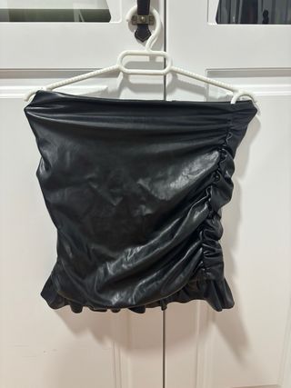 Falda negra efecto piel fruncida