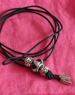Colgante cuero Pandora 3 Charms Corazón