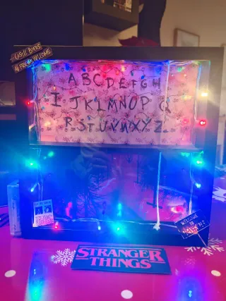 Quadro di Stranger Things per Mini Funko (non incluso)