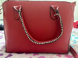 Bolso bandolera rojo con detalles plateados