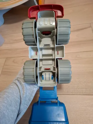 Trattore giocattolo rosso con pala