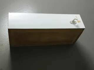 Mueble blanco con baldas