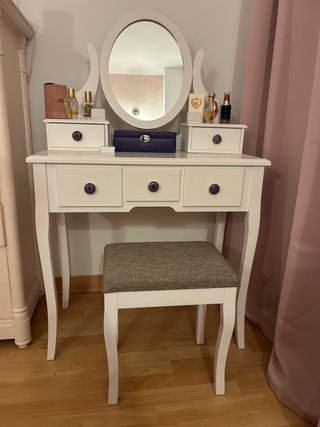 Tocador blanco con espejo y taburete
