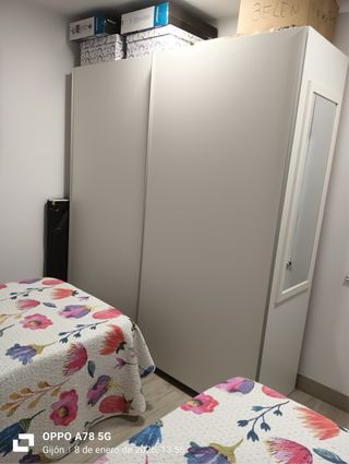 Dormitorio 2 camas, armario y mesilla