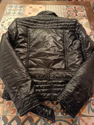 Anorak acolchado efecto brillo.