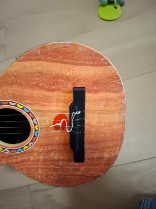 Chitarra giocattolo in legno