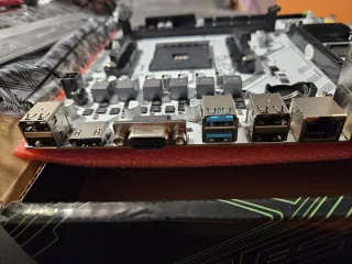 Placa base nueva AM4 B450M Machinist Blanca