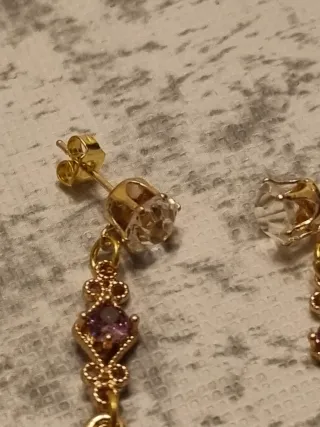 Orecchini pendenti dorati con cristalli