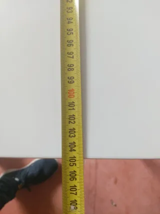 Mesa de estudio blanca con estanterías