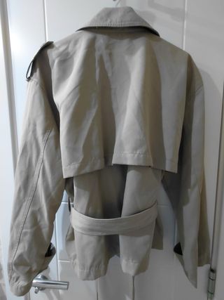 Gabardina corta Stradivarius Talla M