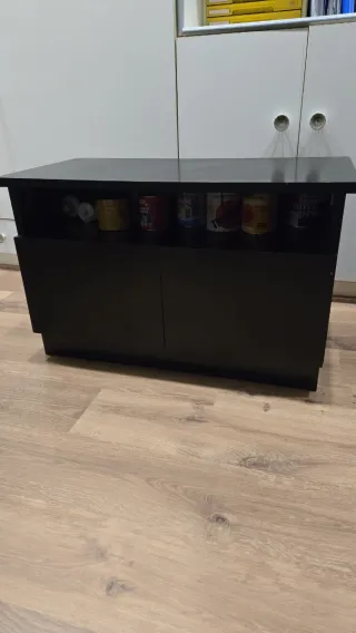 Mueble negro con ruedas