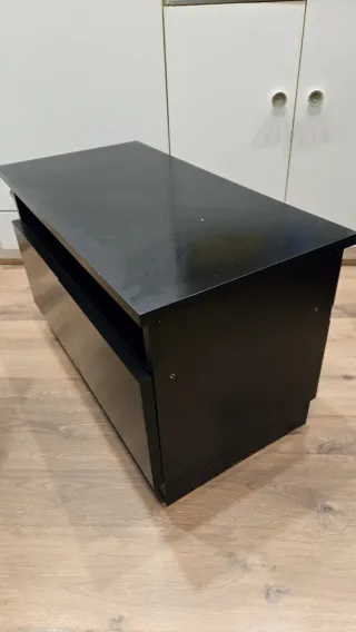 Mueble negro con ruedas