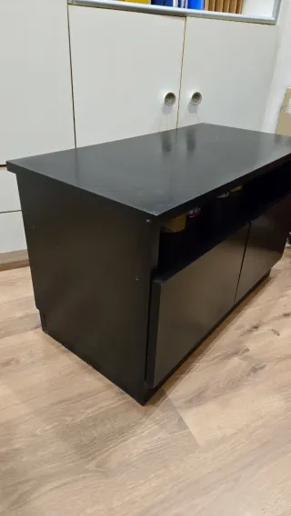 Mueble negro con ruedas