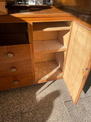 Credenza in legno con specchio. Buone condizioni.