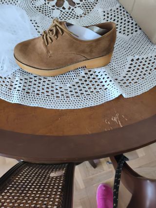 Zapato de mujer marrón nuevo