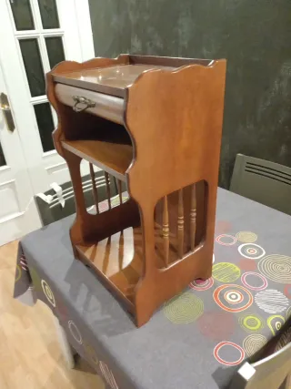 Mesita auxiliar vintage de madera de nogal.