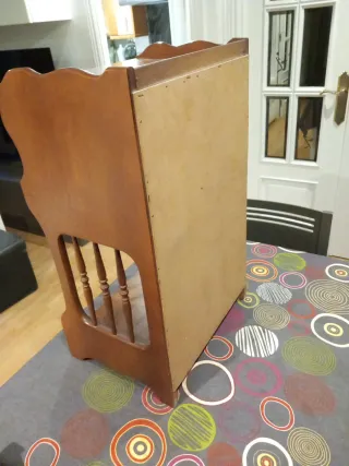 Mesita auxiliar vintage de madera de nogal.