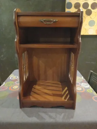 Mesita auxiliar vintage de madera de nogal.