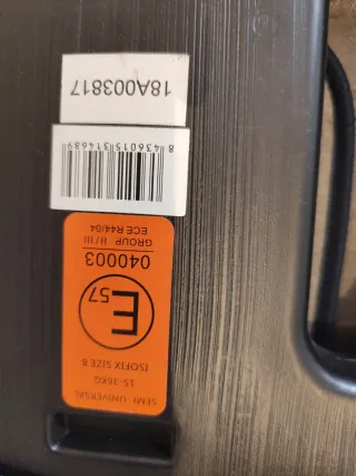 Silla coche Isofix azul con detalles rojos