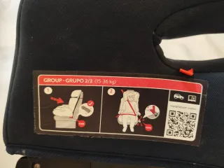 Silla coche Isofix azul con detalles rojos