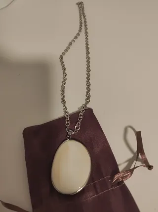 Collar plateado con colgante ovalado blanco