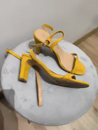 Sandalias mostaza tacón tiras tobillo T38