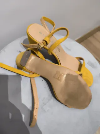 Sandalias mostaza tacón tiras tobillo T38