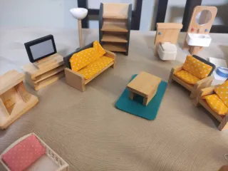 Casa de muñecas con muebles y figuras