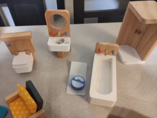 Casa de muñecas con muebles y figuras