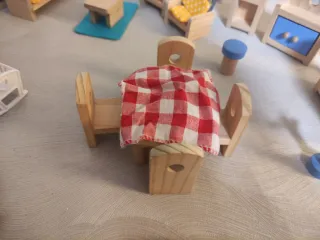 Casa de muñecas con muebles y figuras