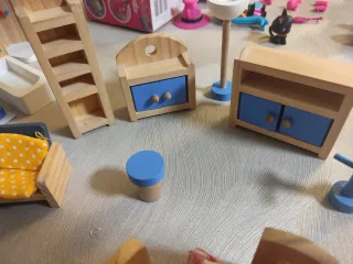 Casa de muñecas con muebles y figuras