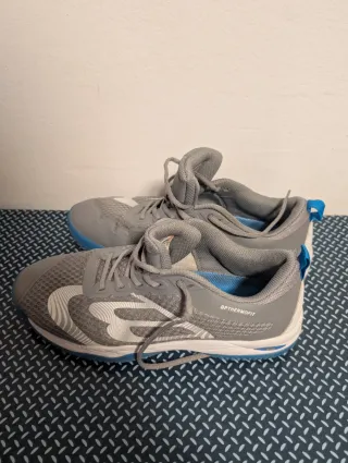 Zapatillas Bullpadel grises y azules