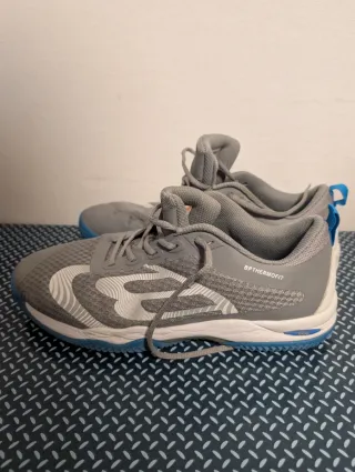 Zapatillas Bullpadel grises y azules