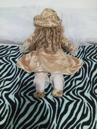 Muñeca de porcelana vintage