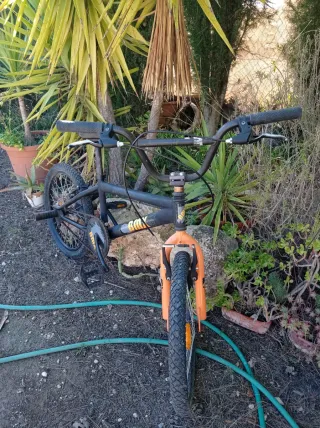 Bicicleta BMX Negra y Naranja