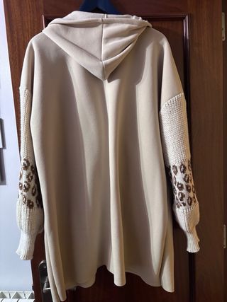 Chaqueta beige con mangas estampadas