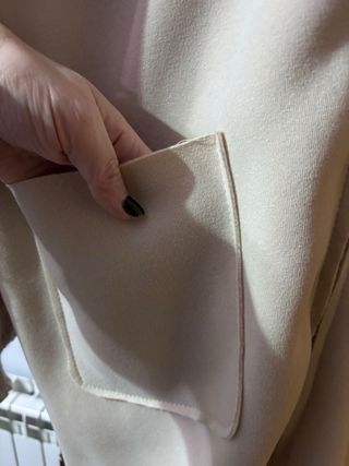 Chaqueta beige con mangas estampadas