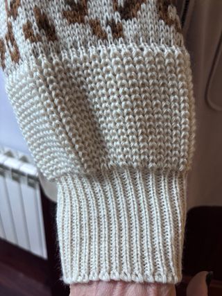 Chaqueta beige con mangas estampadas