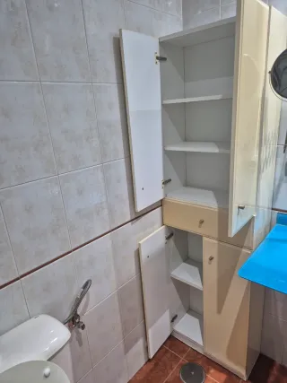 Mueble de baño blanco y beige