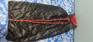 Capa de vampiro negra con detalles rojos