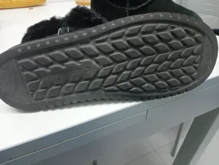 Botas negras con pelo y hebilla