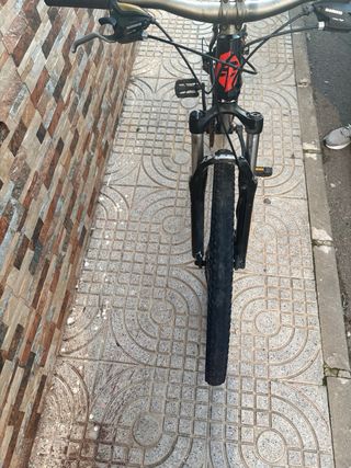 Bicicleta de montaña negra Buen estado