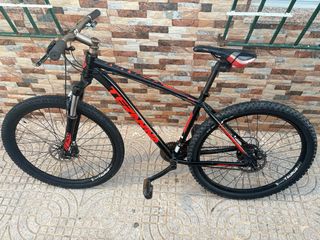 Bicicleta de montaña negra Buen estado