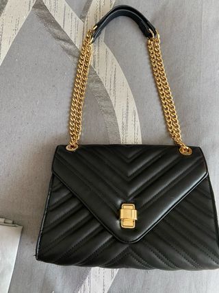 Bolso acolchado negro con cadena dorada