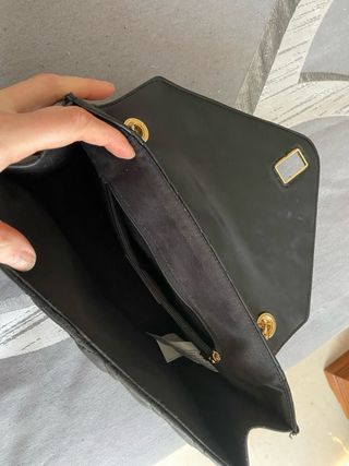 Bolso acolchado negro con cadena dorada