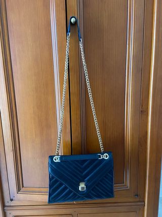Bolso acolchado negro con cadena dorada